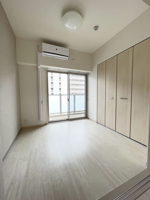 物件内観写真6　(広くて明るい寝室)