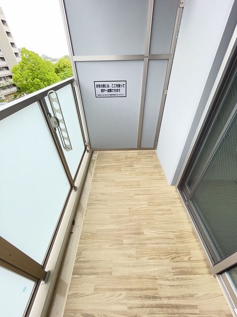 物件内観写真8　(開放的で明るい空間を演出してくれるバルコニーです)