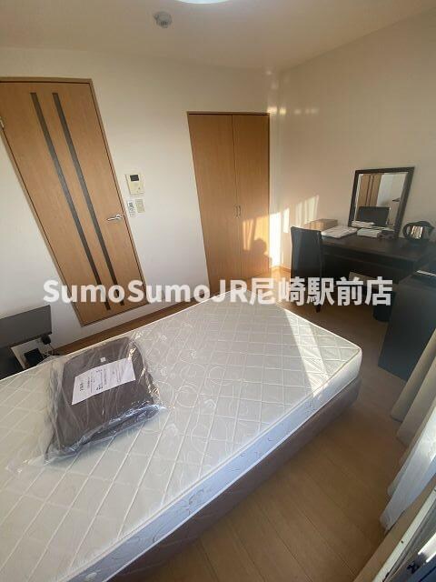 物件内観写真9　(広くて明るい寝室)