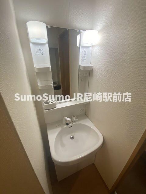 物件内観写真12　(朝の身支度には欠かせない独立洗面化粧台)