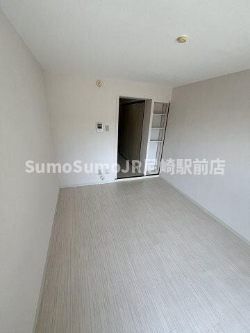 物件内観写真7　(落ち着いた色調の寝室です)