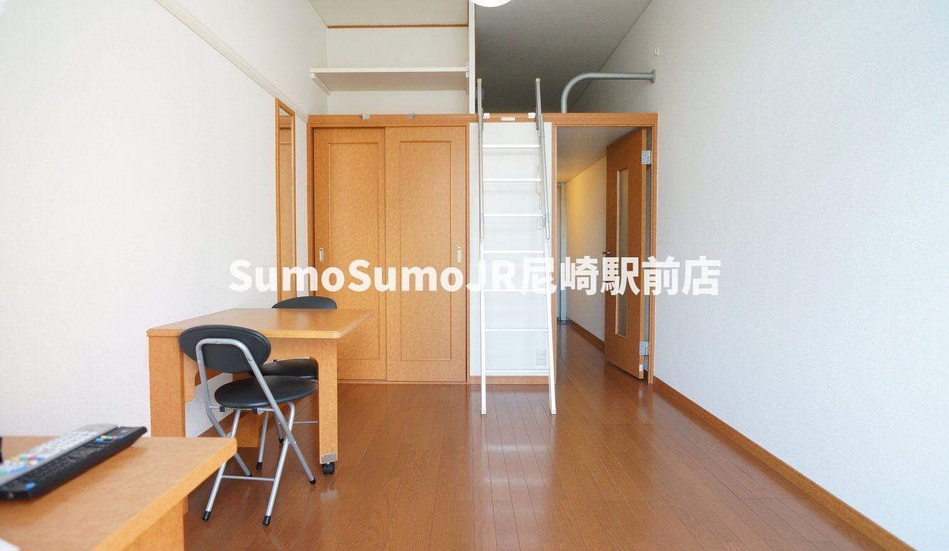 物件内観写真2　(こちらのリビングで趣味の時間をお楽しみください)