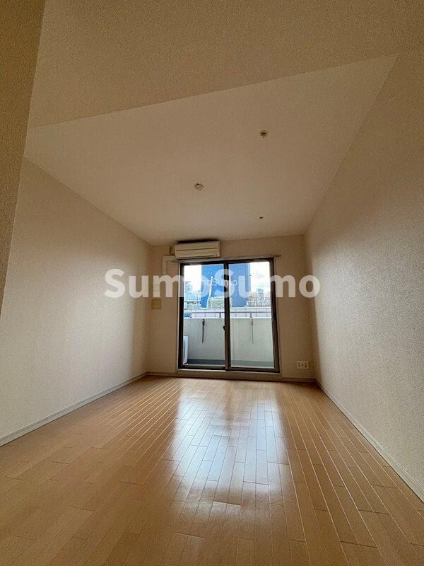 物件内観写真7　(広くて明るい寝室)