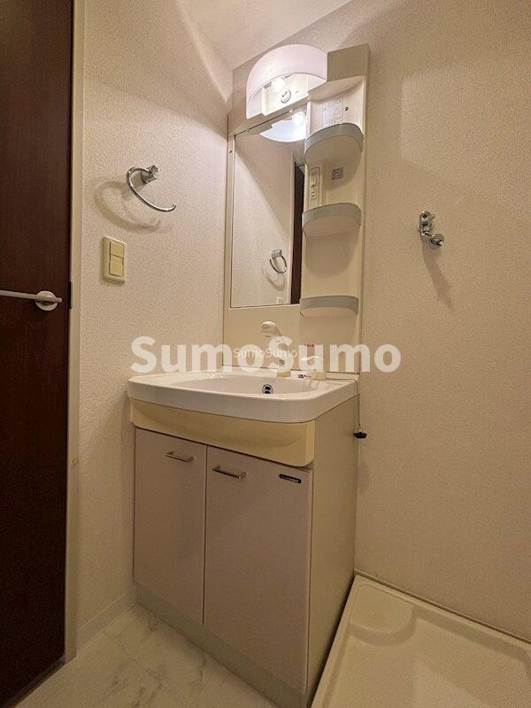 物件内観写真11　(明るい洗面所です)