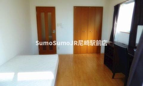 物件内観写真5　(こちらのリビングで趣味の時間をお楽しみください)