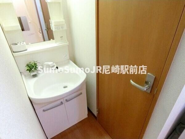 物件内観写真21　(朝の支度にも助かる、独立の洗髪洗面化粧台)