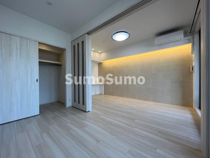 物件内観写真7　(広くて明るい寝室)