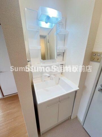 物件内観写真9　(独立洗面台、小物を置くことができて便利です)