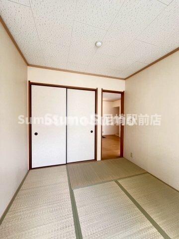 物件内観写真14　(開放的な寝室です)