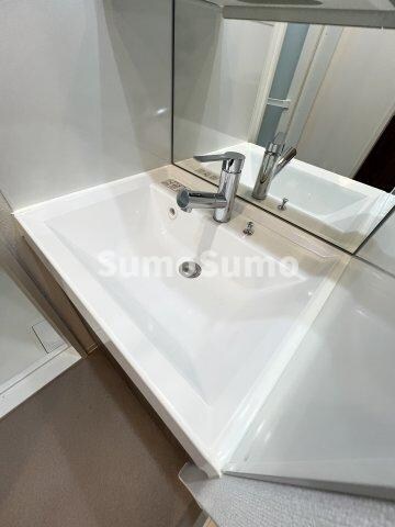 物件内観写真14　(独立洗面台あり、毎朝おしゃれに忙しい女性の方におすすめです)