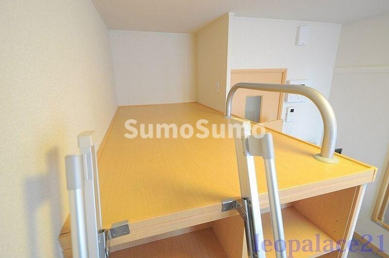 物件内観写真4　(落ち着いた色調の寝室です)