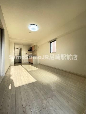 物件内観写真5　(ゆったりとしたリビングです)