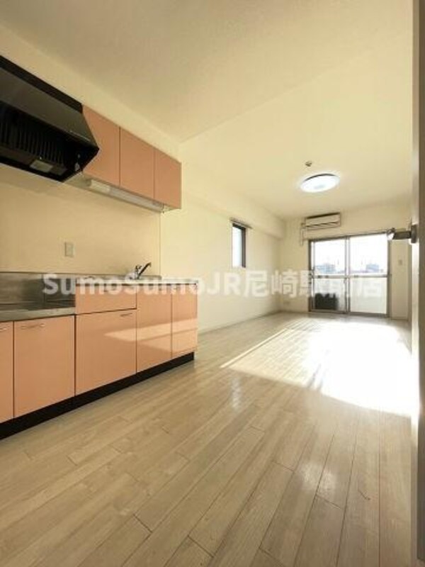 居室(こちらのリビングで趣味の時間をお楽しみください)