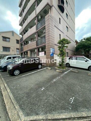 物件外観写真2　(車をお持ちの方に嬉しい駐車場付きの物件です)