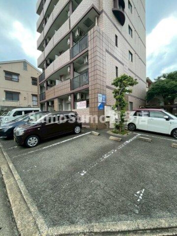 駐車場(車をお持ちの方に嬉しい駐車場付きの物件です)