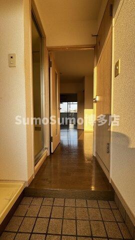 物件内観写真3　(ゆったりとした玄関です)