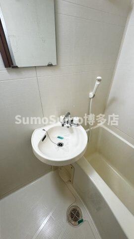 物件内観写真10　(明るい洗面所です)