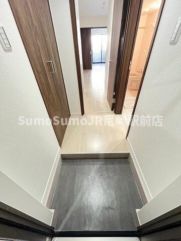 物件内観写真4　(明るい玄関です)