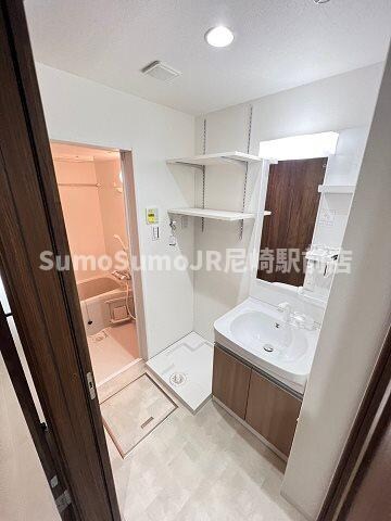 物件内観写真11　(独立洗面台で身支度をすべて済ませてしまいましょう)