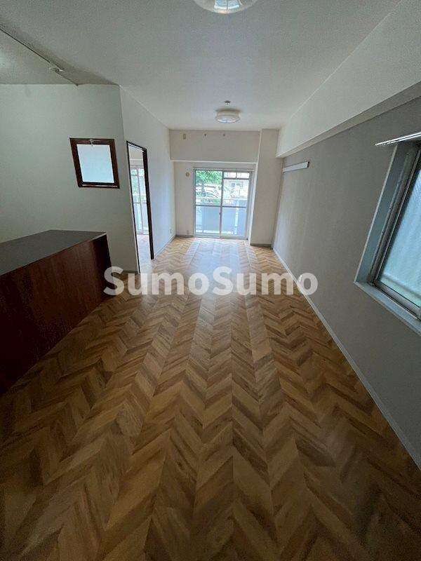 物件内観写真5　(こちらのリビングで趣味の時間をお楽しみください)