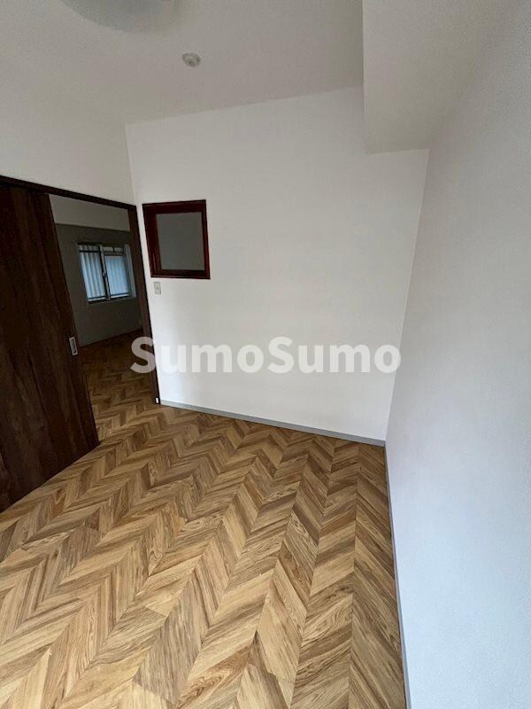 物件内観写真7　(広くて明るい寝室)