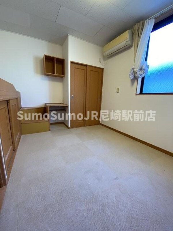 居室(こちらのリビングで趣味の時間をお楽しみください)