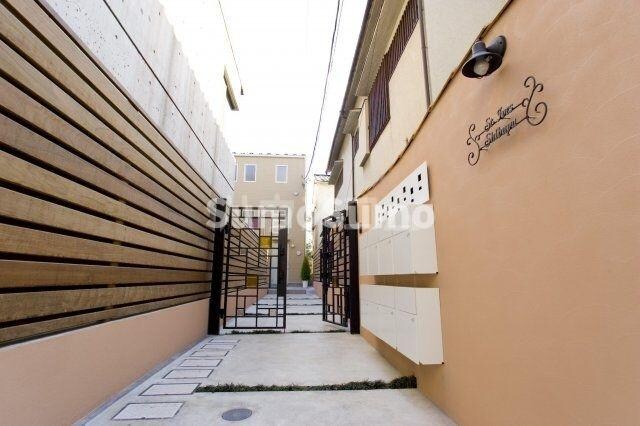 物件外観写真2　(ゆとりのあるエントランスです)