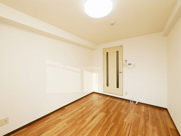 寝室(落ち着いて過ごせるお部屋なので、寝室にいかがでしょうか)