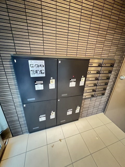 物件外観写真2　(便利な宅配ボックス完備♪)