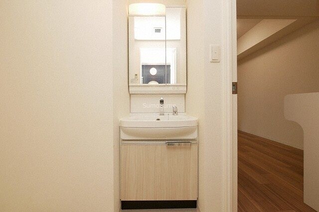 物件内観写真10　(広い洗面スペース)