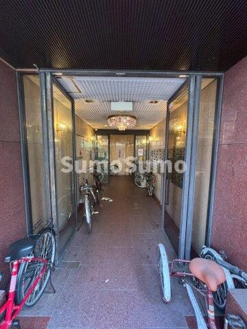 物件外観写真2　(落ち着いたエントランスです)