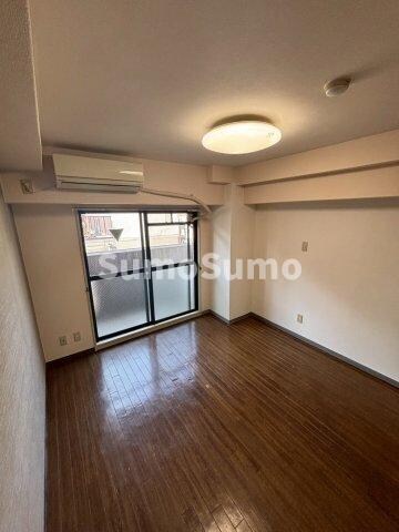 物件内観写真7　(広くて明るい寝室)