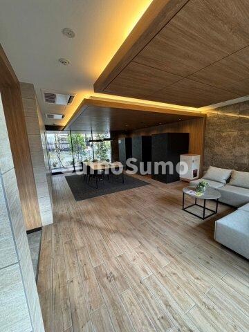 物件外観写真3　(落ち着いたロビーです)