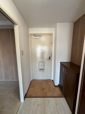 物件内観写真3　(ゆったりとした玄関です)