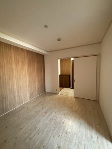 物件内観写真6　(広くて明るい寝室)