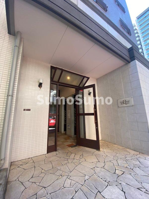 物件外観写真4　(清潔なエントランスです)