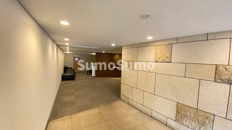 物件外観写真2　(清潔なロビーです)