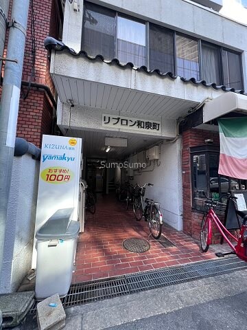 物件外観写真2　(清潔なエントランスです)