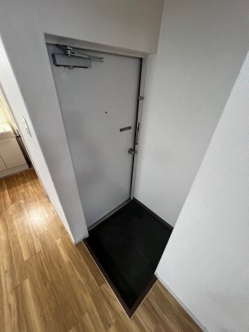 物件内観写真5　(明るい玄関です)