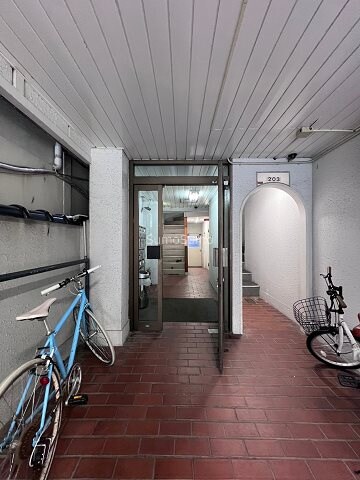 物件外観写真3　(落ち着いたロビーです)