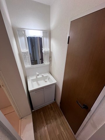 物件内観写真11　(ゆったりとスペースのある洗面所)