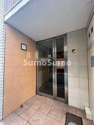 物件外観写真2　(落ち着いたエントランスです)