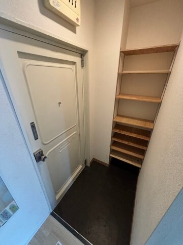 物件内観写真5　(落ち着いた玄関です)
