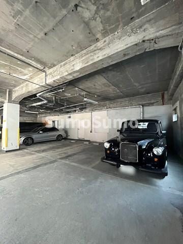 物件外観写真4　(駐車場があるので、車を買う予定の方も安心です)