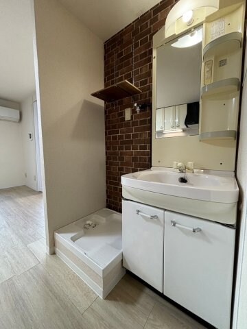 物件内観写真12　(ゆったりとスペースのある洗面所)