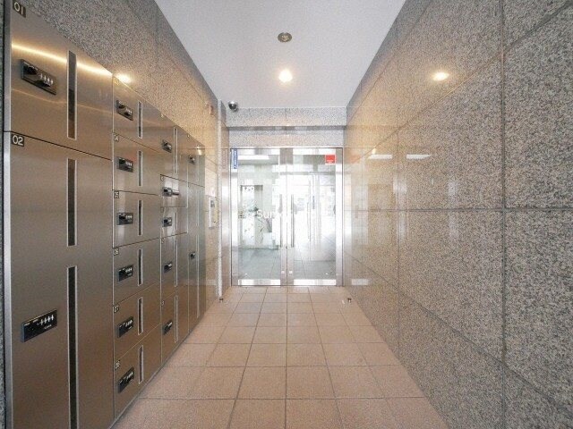 物件外観写真2　(落ち着いたエントランスです)