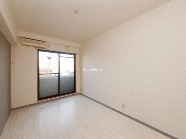 物件内観写真5　(ゆったりとしたリビングです)