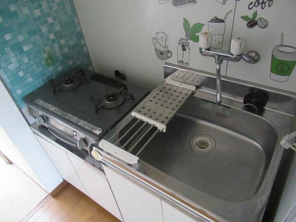 キッチン(同建物、別部屋の写真を使用し… )