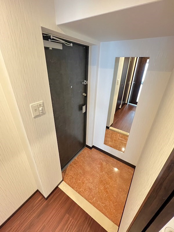 物件内観写真4　(明るい玄関です)