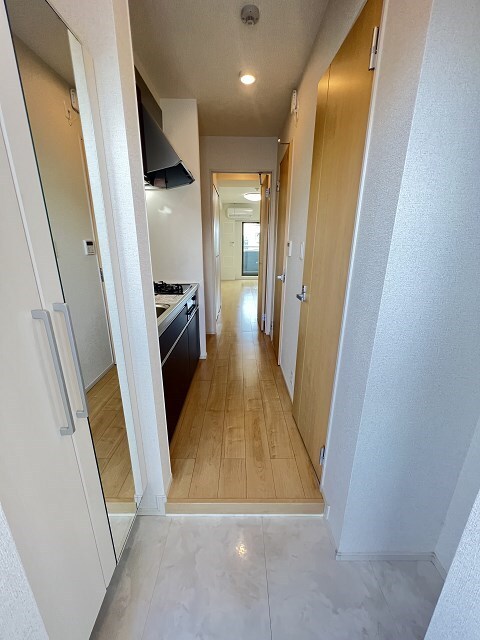 物件内観写真3　(収納もある玄関です)